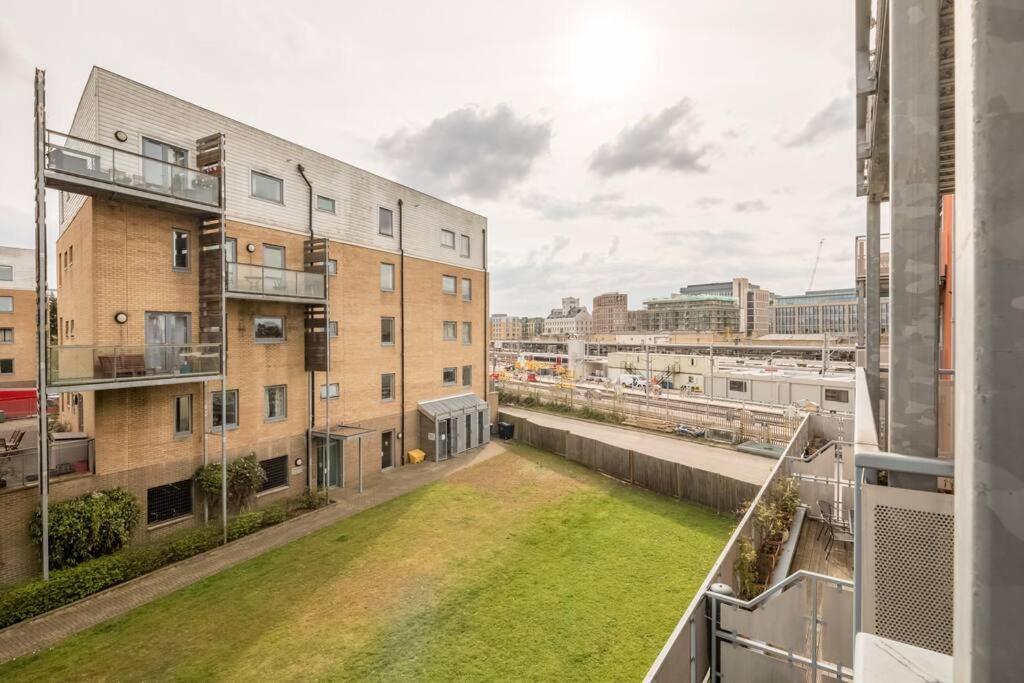 Executive 2Br Apartment Next To Station + Parking CBG エクステリア 写真