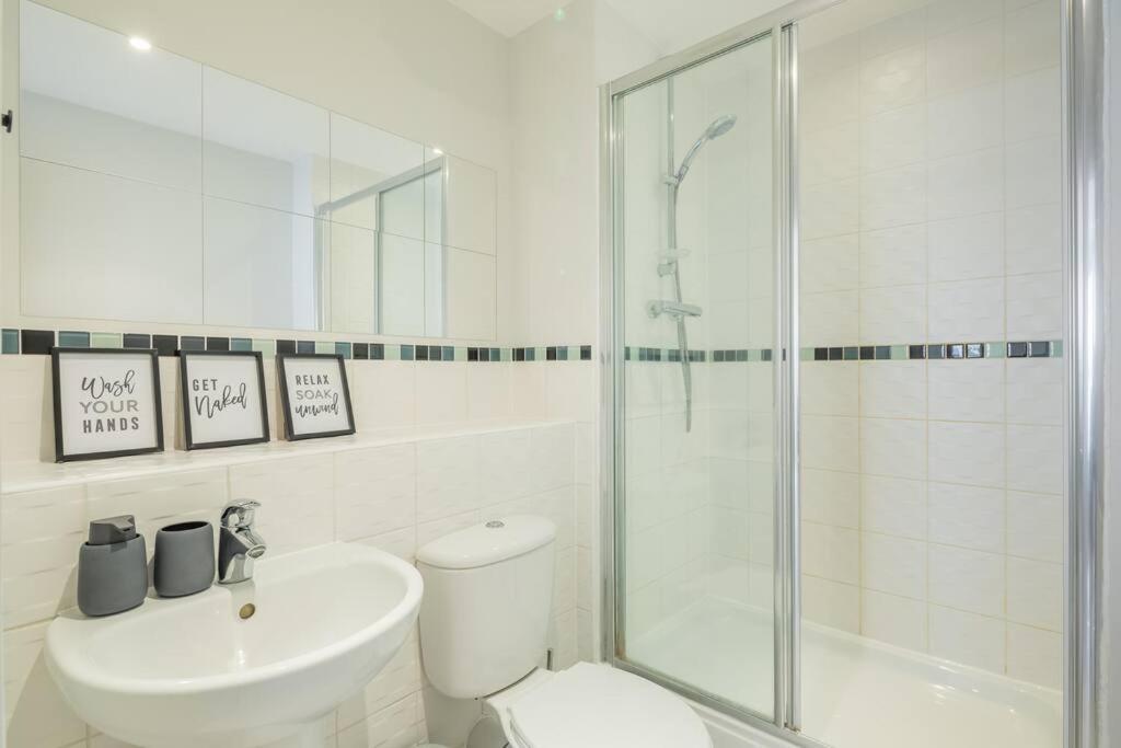 Executive 2Br Apartment Next To Station + Parking CBG エクステリア 写真