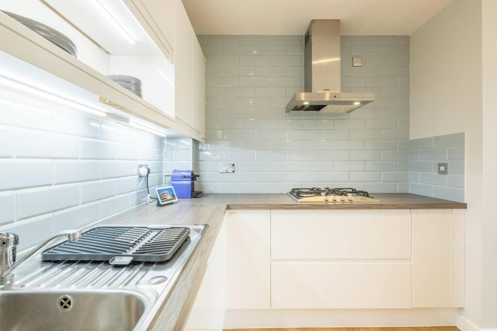 Executive 2Br Apartment Next To Station + Parking CBG エクステリア 写真