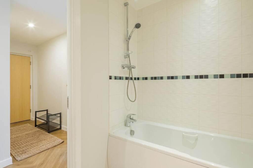 Executive 2Br Apartment Next To Station + Parking CBG エクステリア 写真