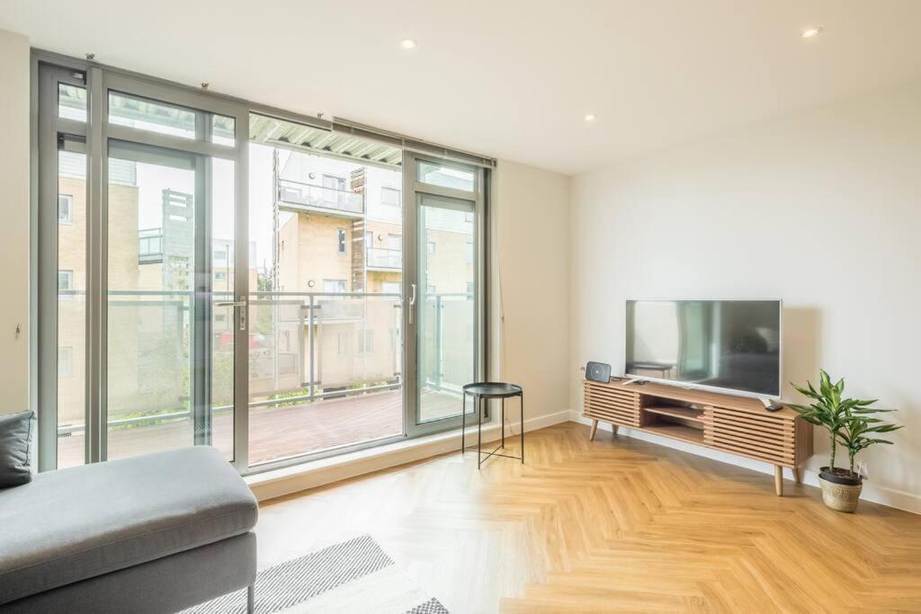 Executive 2Br Apartment Next To Station + Parking CBG エクステリア 写真