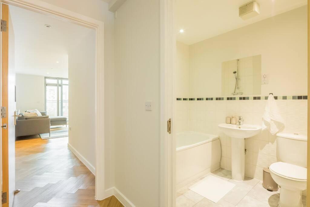Executive 2Br Apartment Next To Station + Parking CBG エクステリア 写真