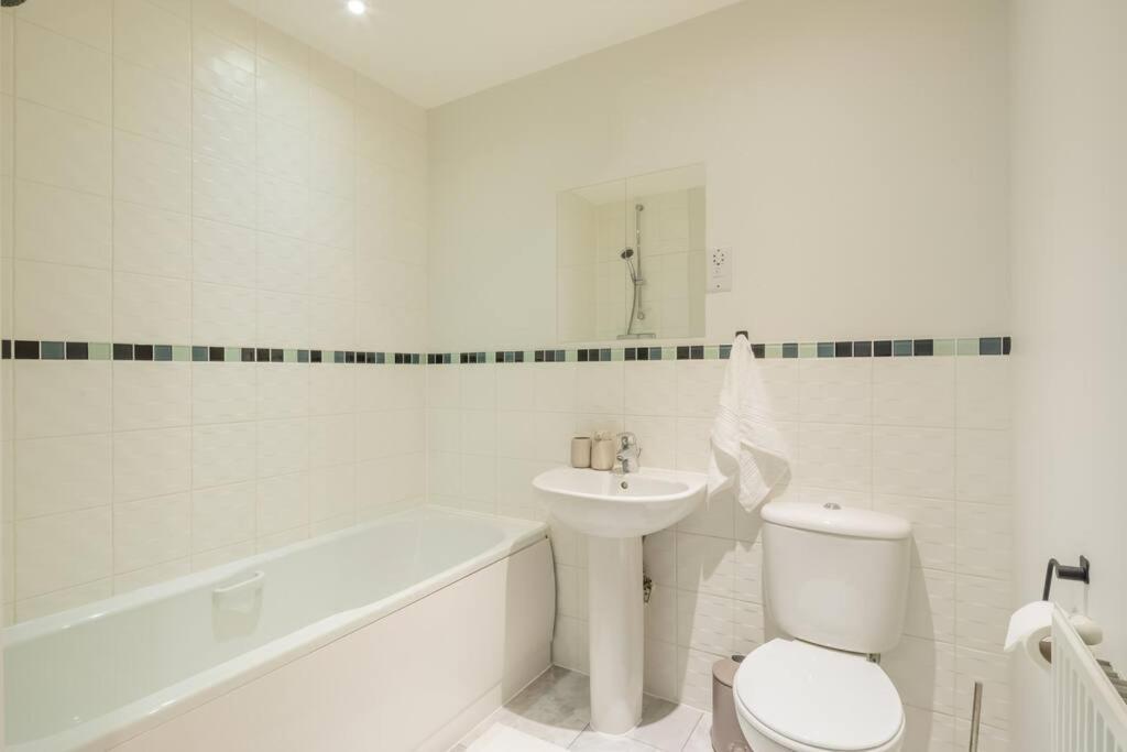 Executive 2Br Apartment Next To Station + Parking CBG エクステリア 写真