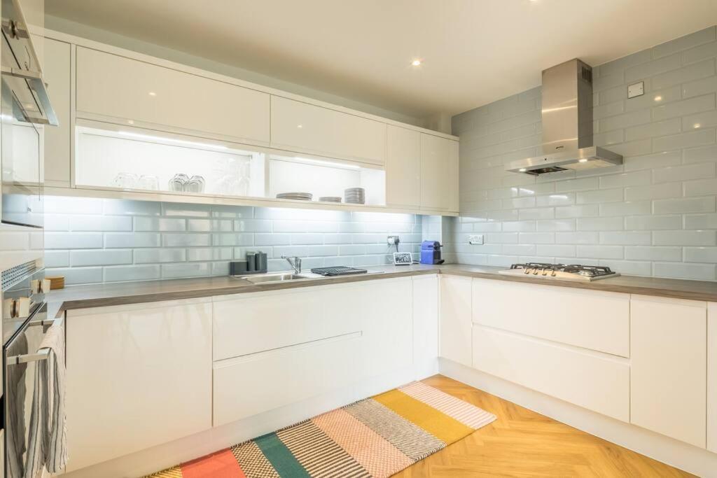Executive 2Br Apartment Next To Station + Parking CBG エクステリア 写真